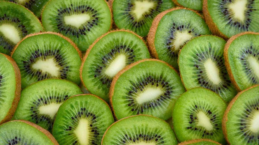 Geschnittene Kiwis liegen übereinander